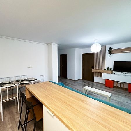 Mirandis Apartments - Comfort & Private Parking Near Coresi Mall Brasov Exterior photo