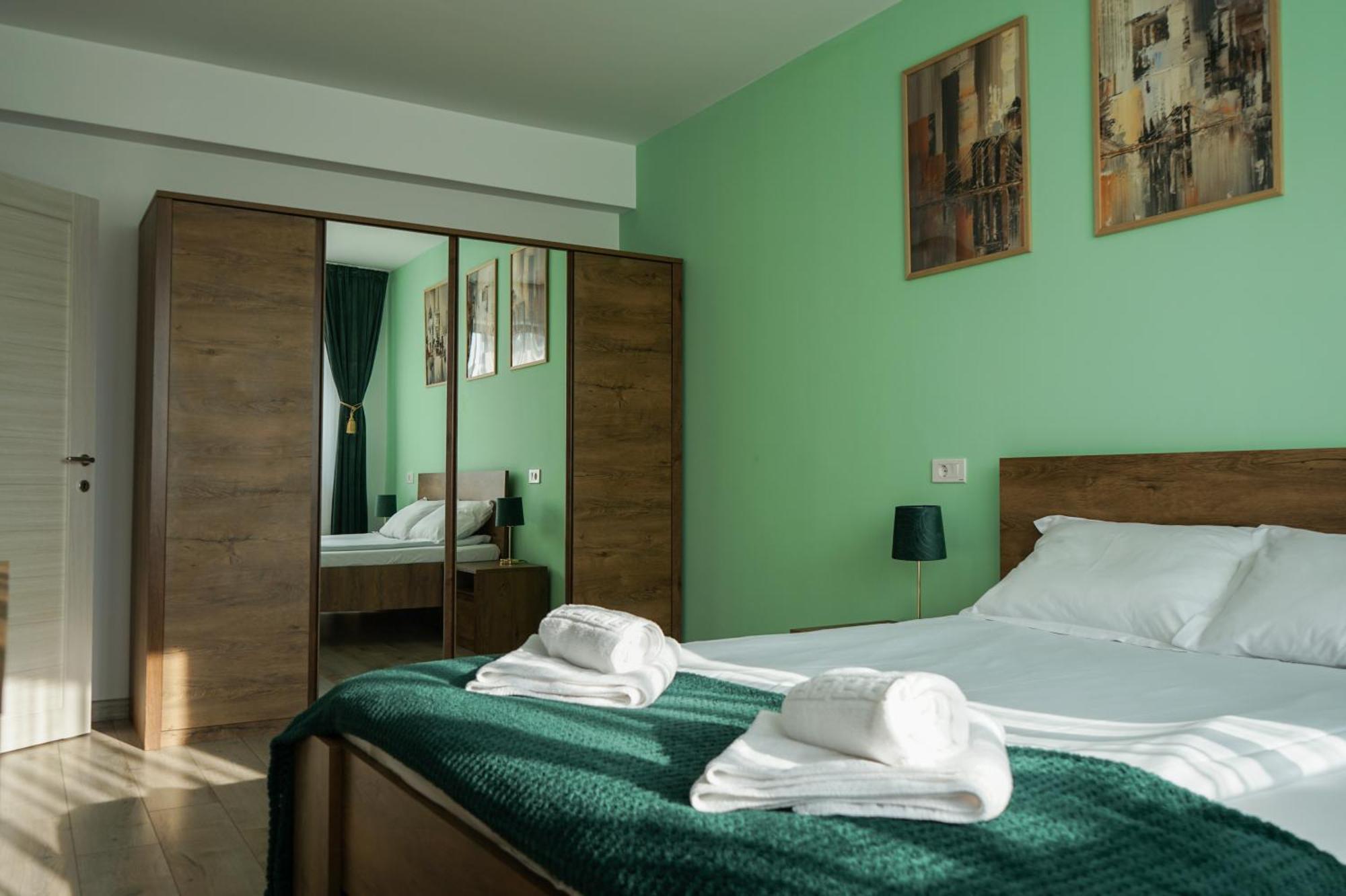 Mirandis Apartments - Comfort & Private Parking Near Coresi Mall Brasov Exterior photo