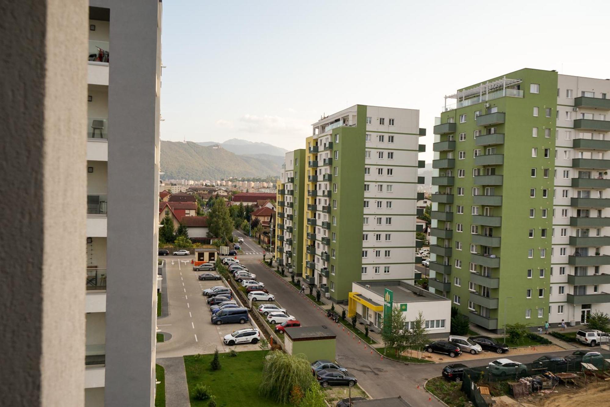 Mirandis Apartments - Comfort & Private Parking Near Coresi Mall Brasov Exterior photo