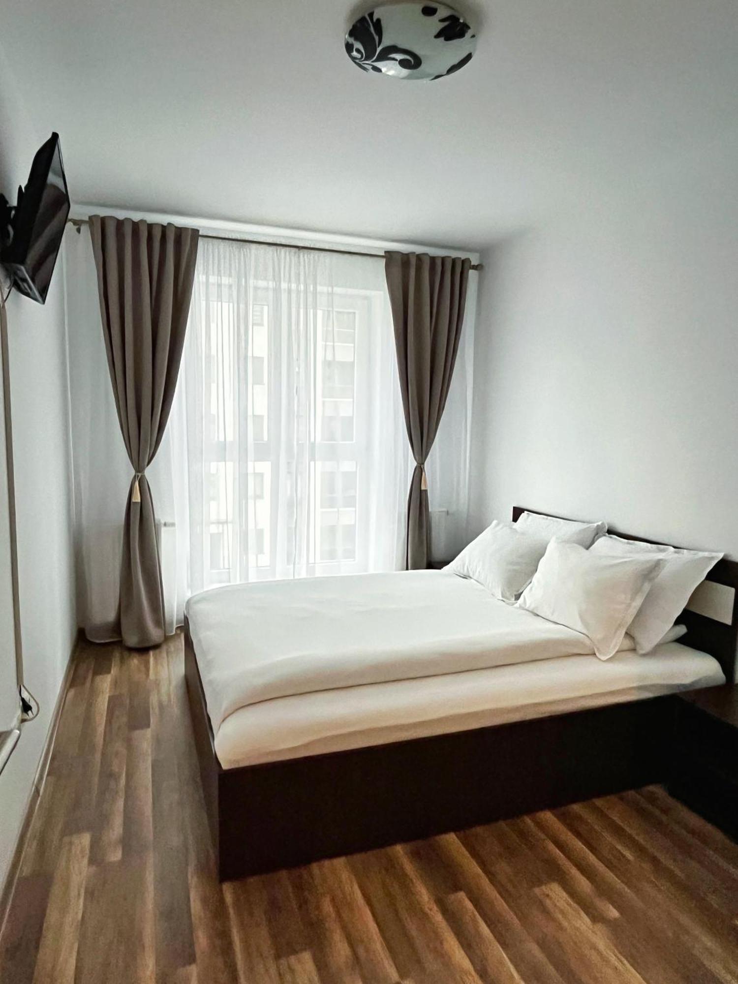 Mirandis Apartments - Comfort & Private Parking Near Coresi Mall Brasov Exterior photo