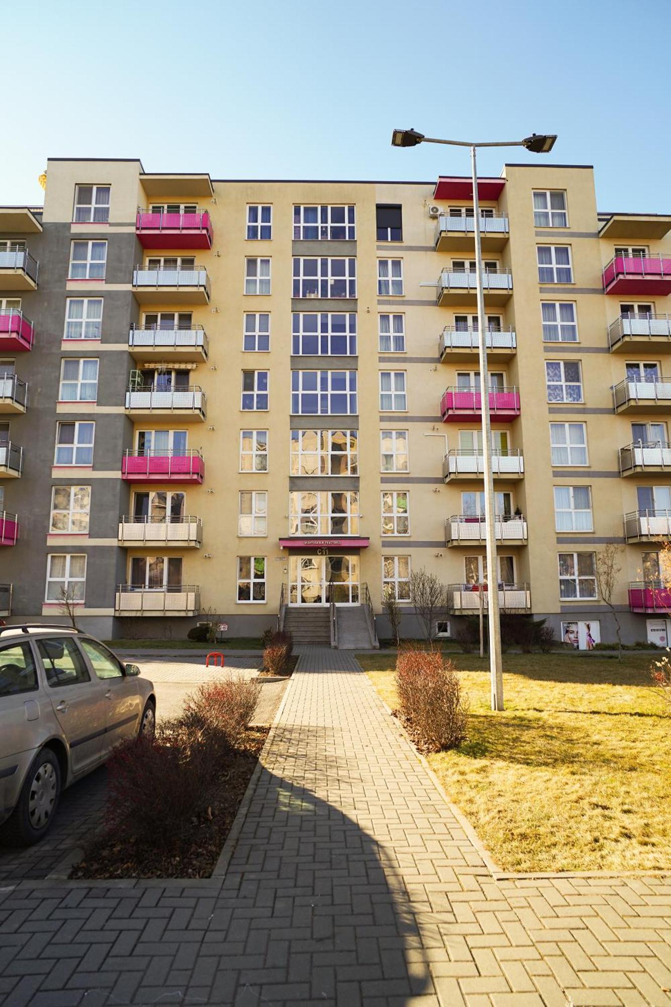 Mirandis Apartments - Comfort & Private Parking Near Coresi Mall Brasov Exterior photo