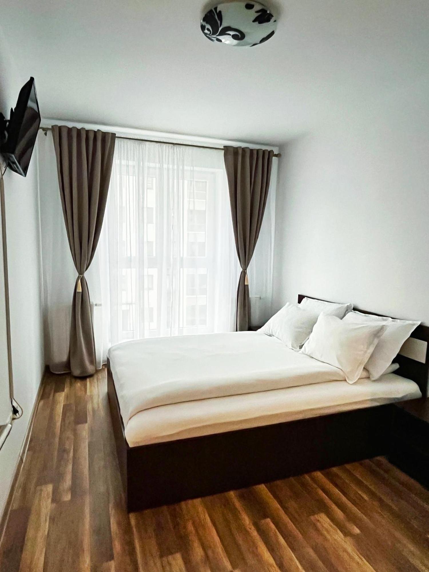 Mirandis Apartments - Comfort & Private Parking Near Coresi Mall Brasov Exterior photo